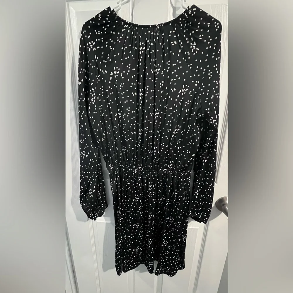 GAP Black and White Ruched Wrap Dress with V-Neck - Picture 5 of 5